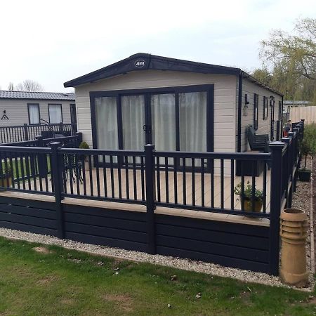 Captivating Bluebell Lodge 2-Bed Cotswolds Caravan ไซเร็นเซสเตอร์ ภายนอก รูปภาพ