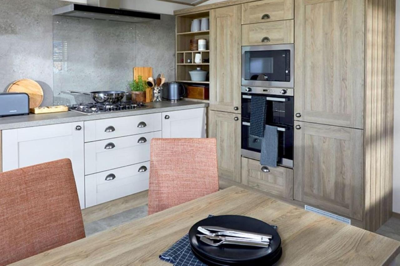 Captivating Bluebell Lodge 2-Bed Cotswolds Caravan ไซเร็นเซสเตอร์ ภายนอก รูปภาพ