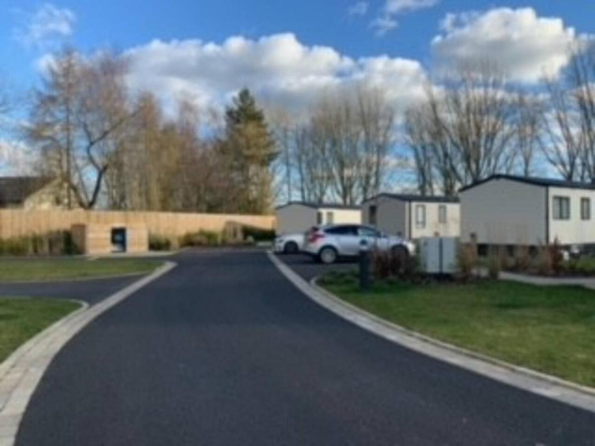 Captivating Bluebell Lodge 2-Bed Cotswolds Caravan ไซเร็นเซสเตอร์ ภายนอก รูปภาพ
