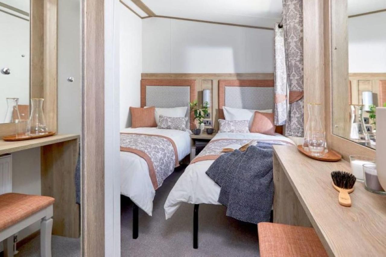 Captivating Bluebell Lodge 2-Bed Cotswolds Caravan ไซเร็นเซสเตอร์ ภายนอก รูปภาพ