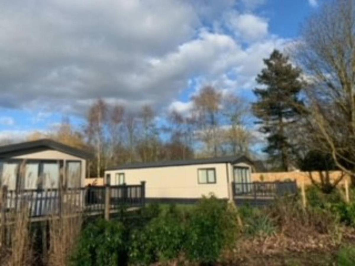 Captivating Bluebell Lodge 2-Bed Cotswolds Caravan ไซเร็นเซสเตอร์ ภายนอก รูปภาพ