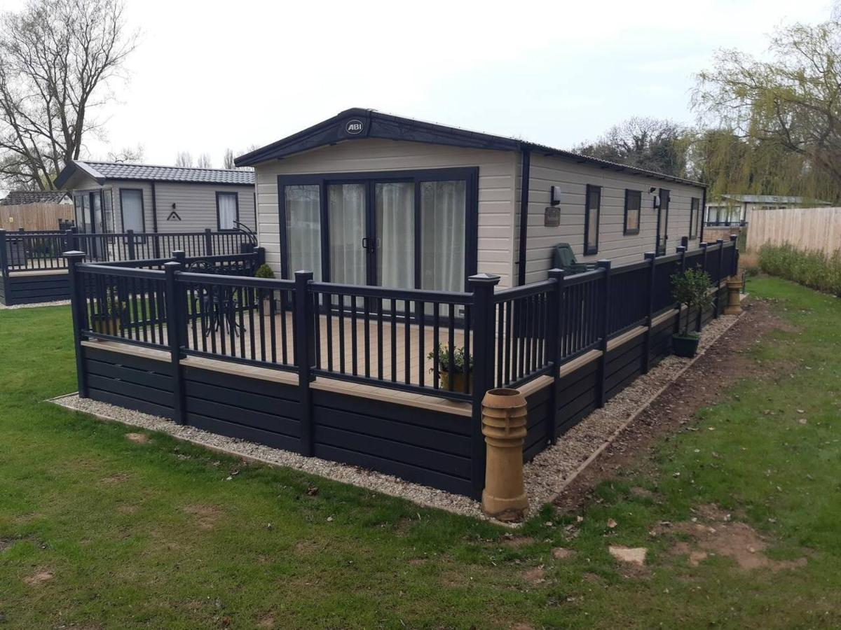 Captivating Bluebell Lodge 2-Bed Cotswolds Caravan ไซเร็นเซสเตอร์ ภายนอก รูปภาพ