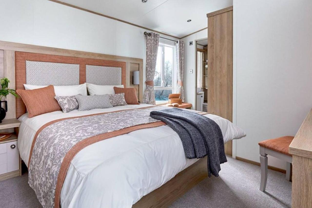 Captivating Bluebell Lodge 2-Bed Cotswolds Caravan ไซเร็นเซสเตอร์ ภายนอก รูปภาพ