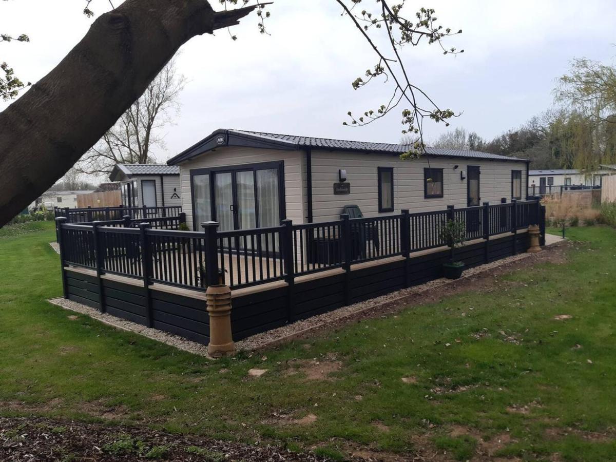 Captivating Bluebell Lodge 2-Bed Cotswolds Caravan ไซเร็นเซสเตอร์ ภายนอก รูปภาพ