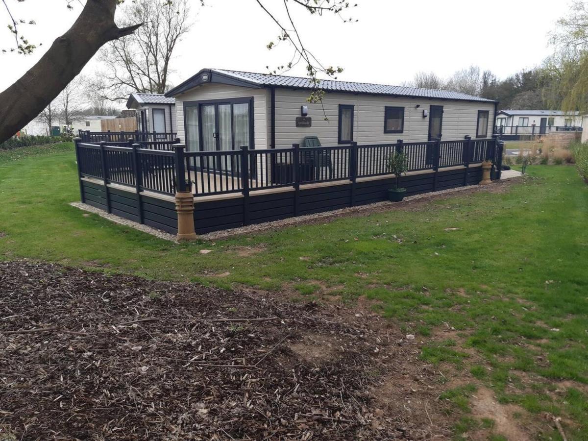 Captivating Bluebell Lodge 2-Bed Cotswolds Caravan ไซเร็นเซสเตอร์ ภายนอก รูปภาพ